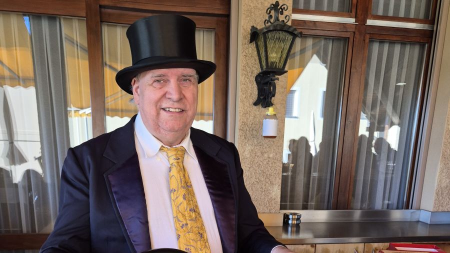 Urs Hobi mit seiner Drehorgel