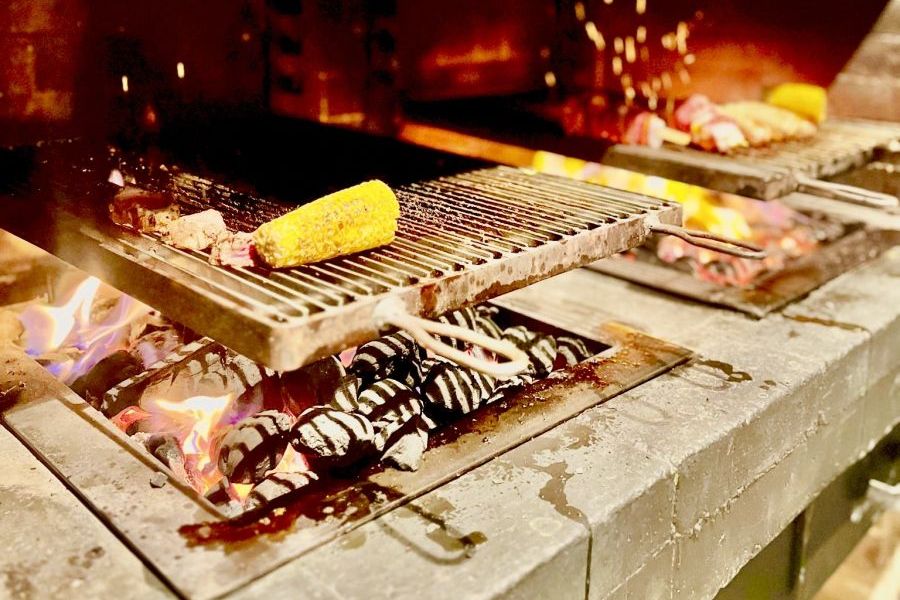 Holzkohlegrill im Grill-Stübli