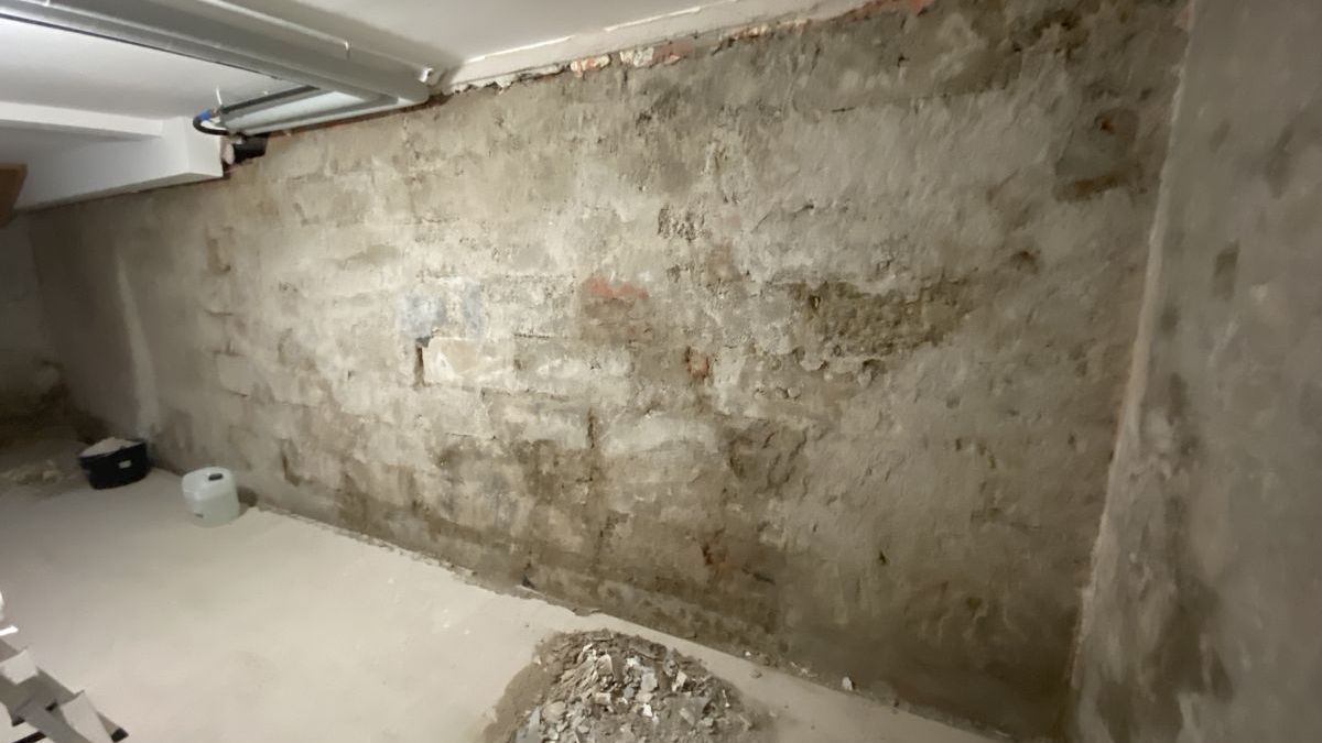 Nachdem der Putz abgefräst wurde, wurden die Wände sichtbar feuchter. Offenbar hatte der alte Putz eine schützende Schicht gebildet, die die Feuchtigkeit zunächst zurückhielt. Nun, da diese Barriere entfernt war, zeigte sich das wahre Ausmaß der Feuchtigkeitsschäden. Es ist wichtig, nun geeignete Maßnahmen zu ergreifen, um die Ursache der Feuchtigkeit zu identifizieren und zu beheben, bevor neuer Putz oder andere Oberflächenbehandlungen aufgetragen werden. So kann langfristig ein gesundes Raumklima und die Bausubstanz erhalten bleiben.