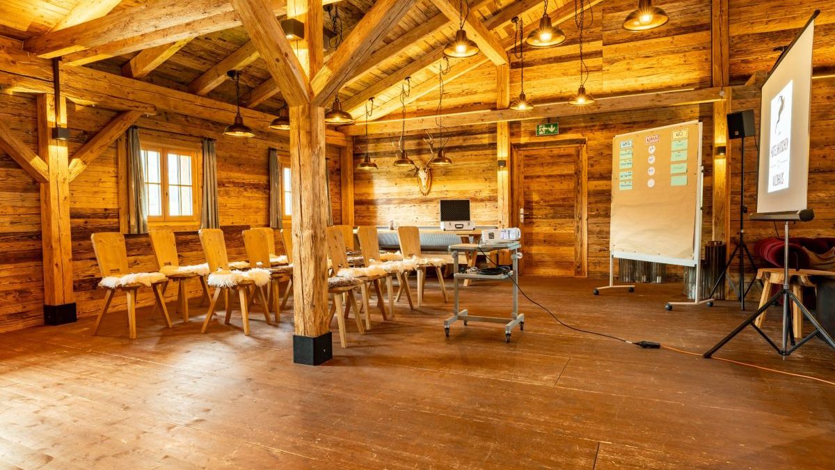 Das Hirschen Chalet. Im Winter Fondue und Raclette-Chalet kann auch als rustikaler Seminar-Raum genutzt werden.